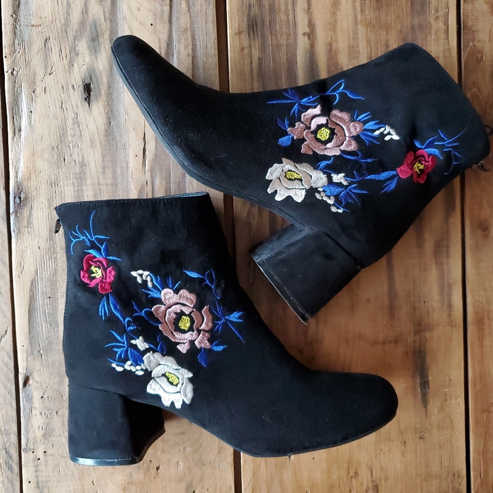 Cupid Black Suede Floral Embroidered Bootie Size 6